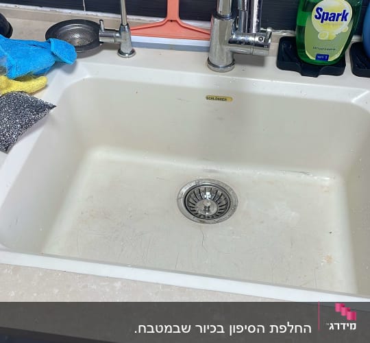 כיור מטבח עם ברז וכלי ניקוי